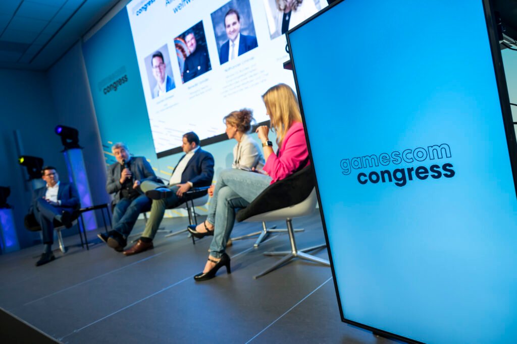 gamescom congress, Alle auf die 1 ?! Wie Deutschland weltweit oben mitspielen will, v.l.n.r. Joachim Ebemeyer (MdB CDU/CSU), Benedikt Grindel (Ubisoft), Nathanael Liminski (Staatskanzlei NRW), Heike Raab (Staatskanzlei Rheinlanz-Pfalz), Frauke Holzmeier (RTL / ntv), Confex